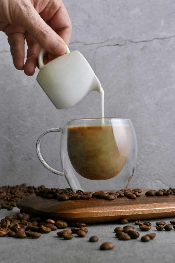 Peut-on boire du café au lait pendant le jeûne intermittent ?