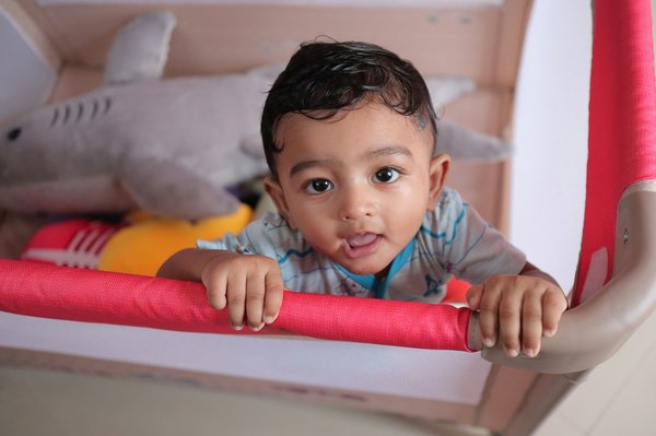 Sécurité infantile : Protéger votre bébé des chutes et des blessures à la tête